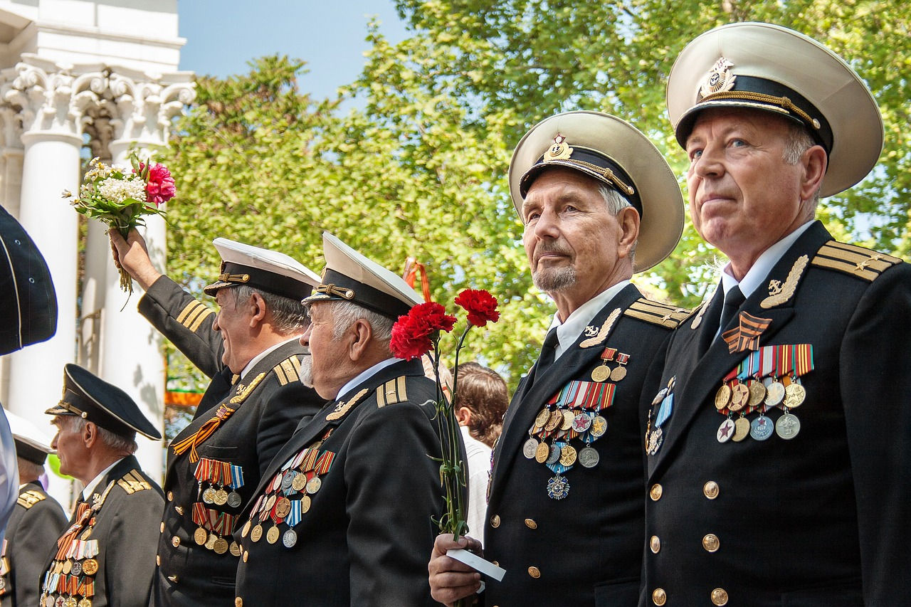 senior veterans with medals